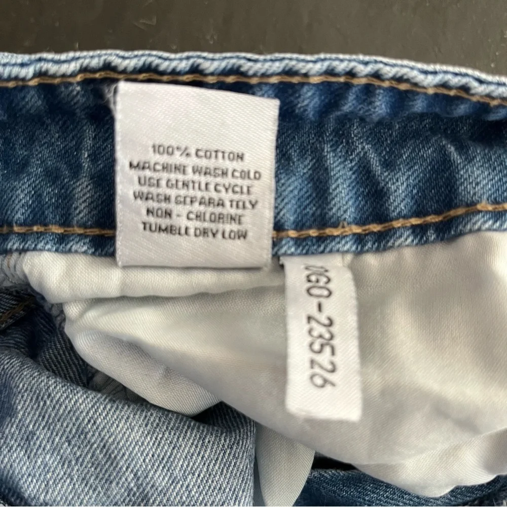 GOGO Women's Distressed Light Blue Straight Leg Cropped Jeans
